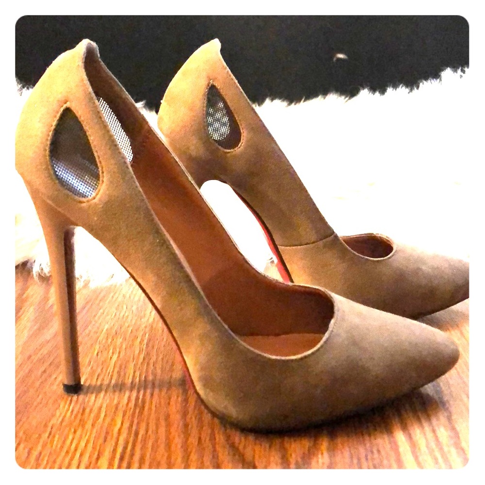 Tan Stilletto Pumps w/red bottoms, by Baldi London
